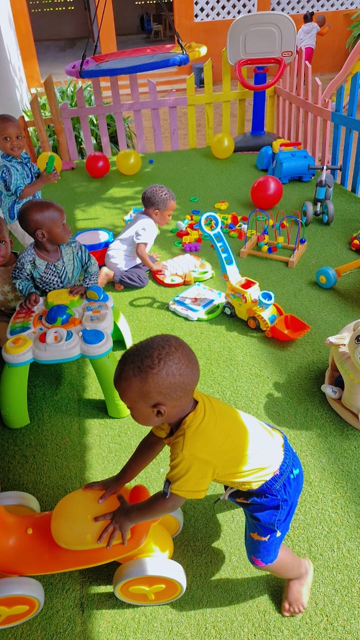 Tout-petits en éveil sensoriel à la crèche
