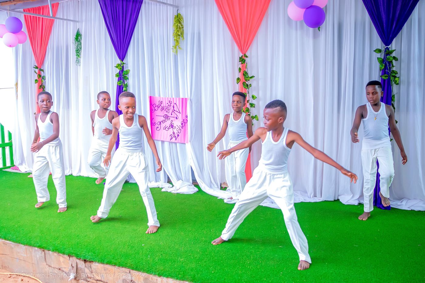 Élèves des Bulles de Joie lors d'une prestation de danse