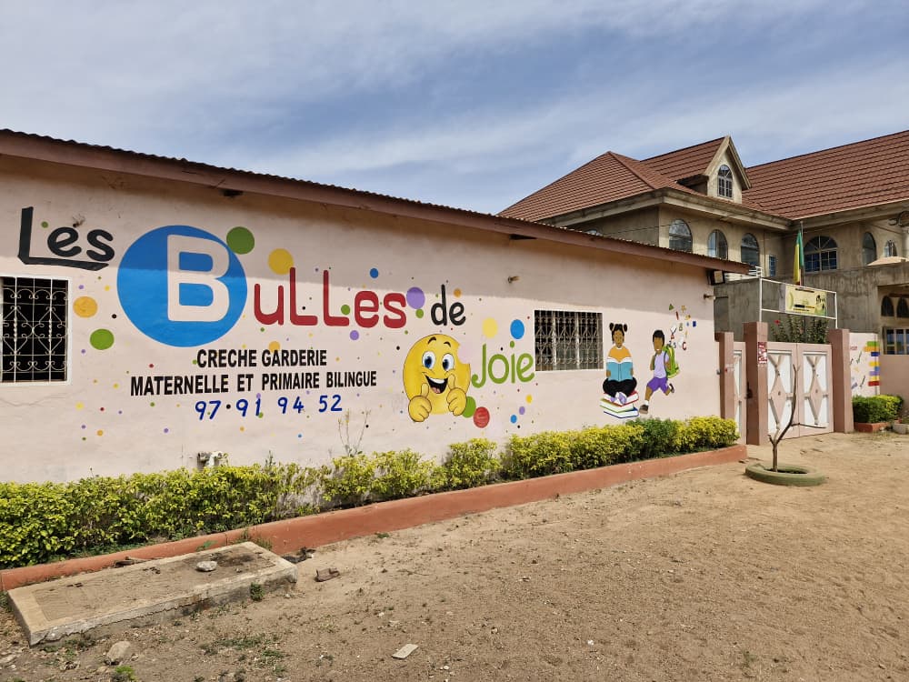 Façade et entrée de l'école Les Bulles de Joie