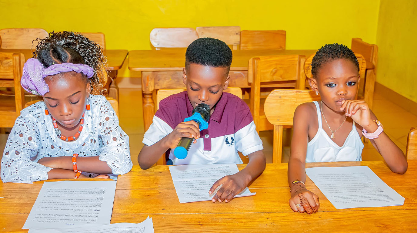 Groupe de tout-petits joyeux dans une crèche lumineuse avec des jouets éducatifs