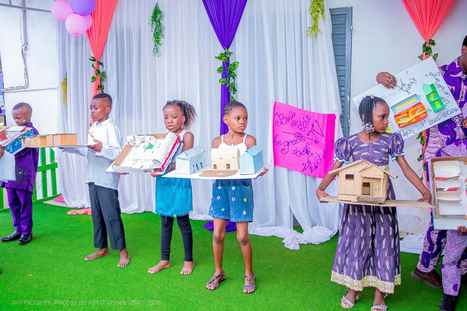 Élèves présentant leurs maquettes de projets de classe lors de la fête de fin d'année