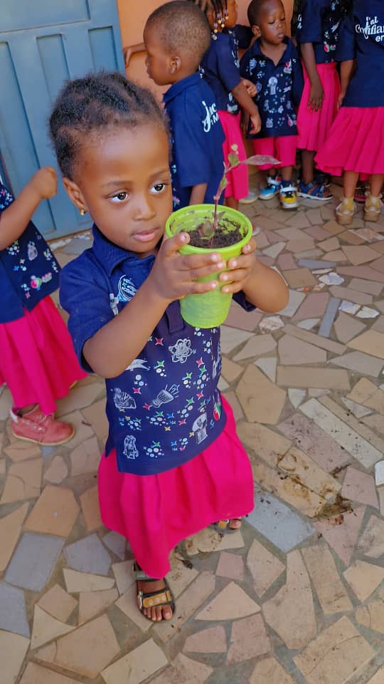 Élève de maternelle des Bulles de Joie lors d'un atelier de jardinage