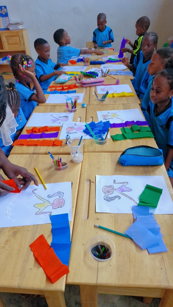 Élèves de primaire des Bulles de Joie en atelier créatif